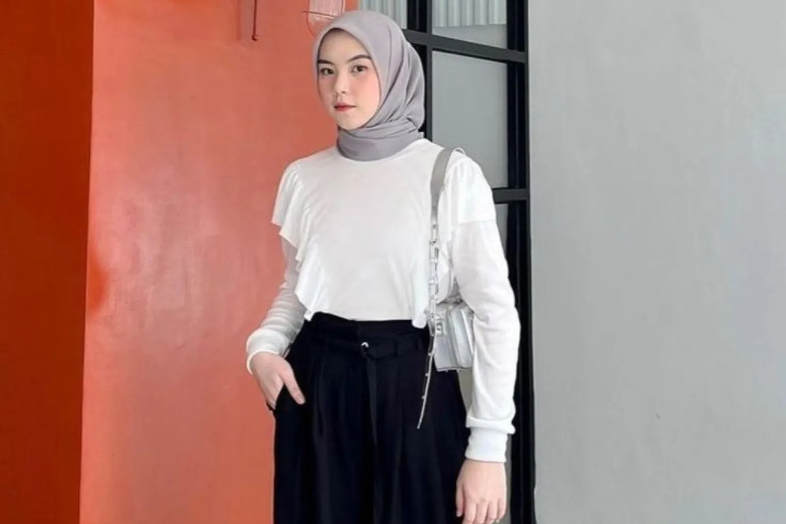 baju putih rok hitam cocok dengan jilbab warna apa
